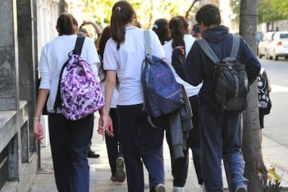 Ayer a la salida del colegio el tema de la chica agredida fue comentario excluyente entre los jóvenes, informa el diario rosarino La Capital