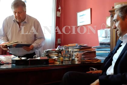 Ayer, a las 14.30, en Comodoro Py, el fiscal Carlos Stornelli recibió los seis cuadernos de manos del periodista de LA NACION Diego Cabot