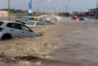 Ayer Bahía Blanca sufrió la peor inundación por las lluvias en su historia