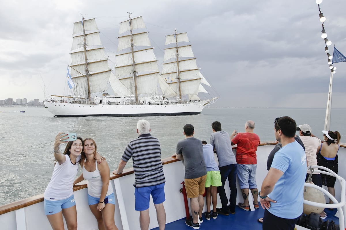 Ayer comenzó a divisarse la Fragata Libertad desde las playas de Mar del Plata