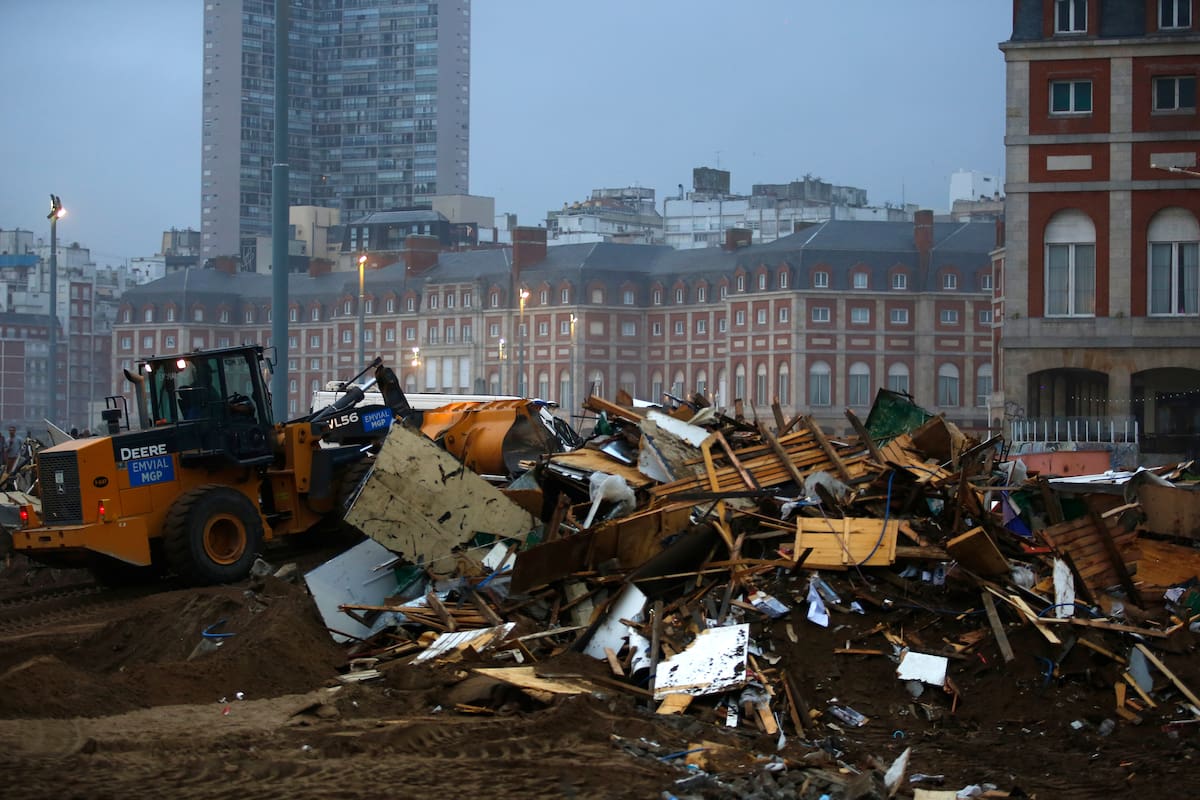 Ayer demolieron los puestos de la Saladita de la Rambla de Mar del Plata