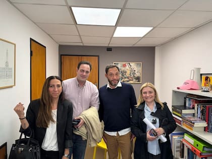 Ayer, el diputado nacional Maximiliano Ferraro se reunió con padres del colegio