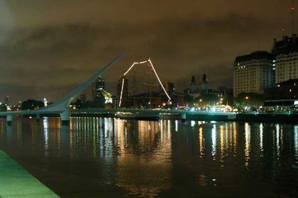 El Puente de la Mujer, en Puerto Madero, sin luces por la adhesión a La Hora del Planeta