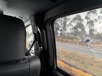 "Ayer emboscaron en Otavalo otro convoy humanitario que yo mismo lideré junto a delegados de la ONU, la UE, el embajador de Italia y el nuncio apostólico. Nos respondieron con violencia", escribió Daniel Noboa junto a la publicación de esta foto