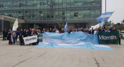 Ayer, empleados de la firma frente al Juzgado Civil y Comercial de Reconquista, Santa Fe, donde Fabiál Lorenzini tiene la causa del concurso de acreedores