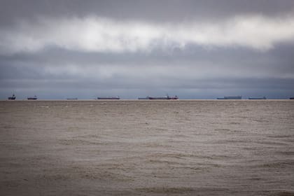Ayer, en Ensenada, se podían contar hasta 25 barcos parados por la falta de un práctico que los guíe al puerto