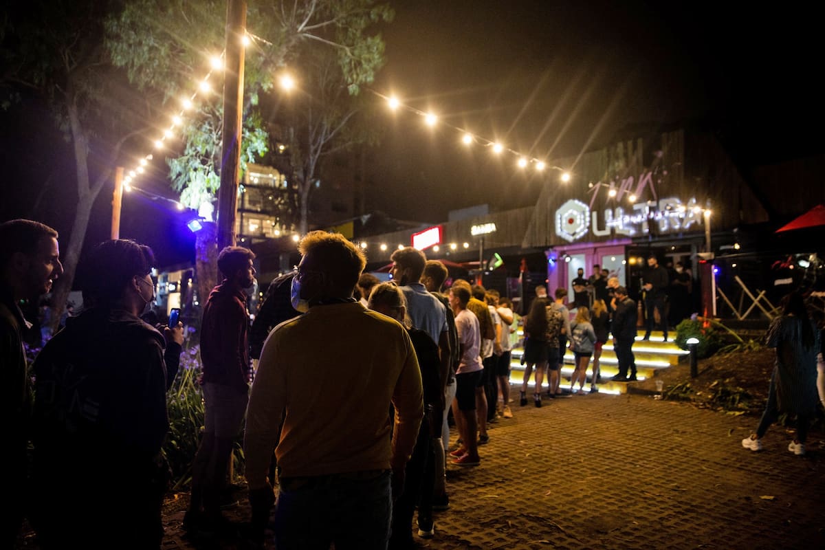 Ayer, frente a la posibilidad de que se impongan restricciones a la circulación nocturna, en Pinamar los bares y boliches tuvieron una gran concurrencia