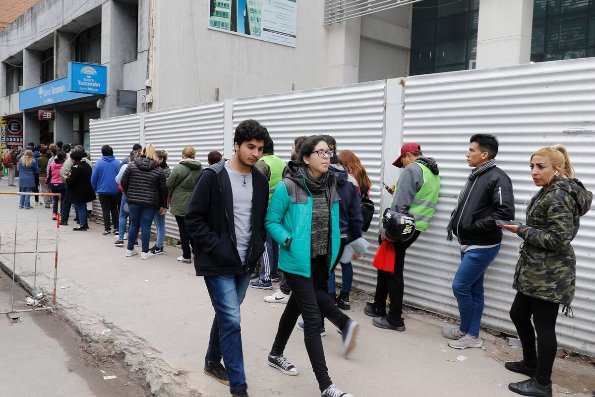 Ayer había colas en San Miguel para poder cobrar $3000