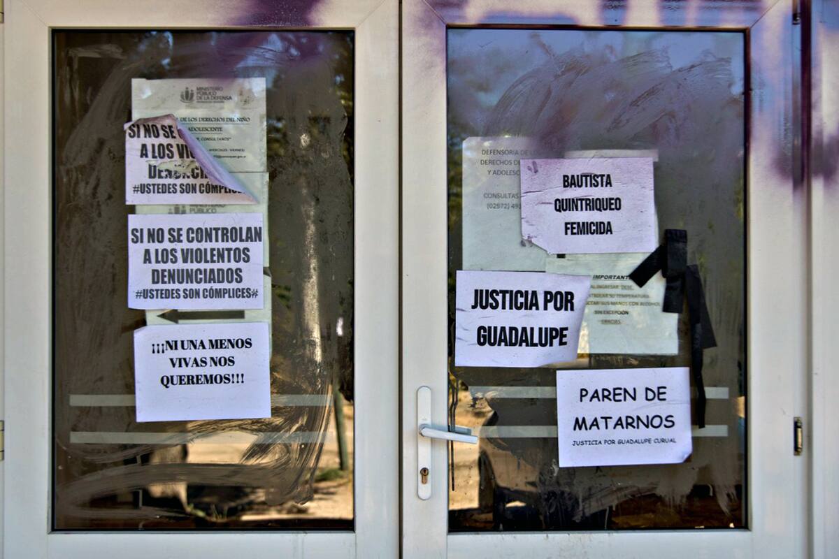 Ayer, hubo pintadas en la sede del Poder Judicial durante la marcha para exigir justicia por Guadalupe Curual
