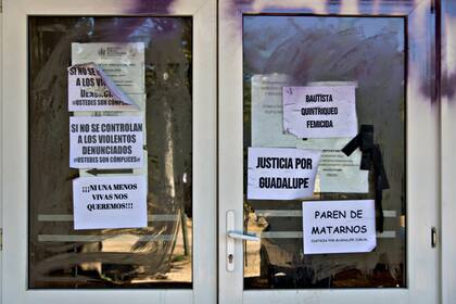 Ayer, hubo pintadas en la sede del Poder Judicial durante la marcha para exigir justicia por Guadalupe Curual