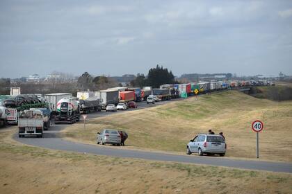 Ayer hubo piquetes de transportistas sobre la autopista a Buenos Aires, a la altura de Theobald, entre San Nicolás y Villa Constitución.