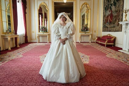 Una exhibición virtual ahora permite ver de cerca el vestido que Emma Corrin usa para interpretar a Lady Di el día de su casamiento en la popular serie The Crown