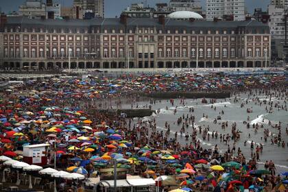 Ayer, las playas de Mar del Plata estuvieron colmadas como si fuera enero; se espera una afluencia similar a la de Navidad o Año Nuevo