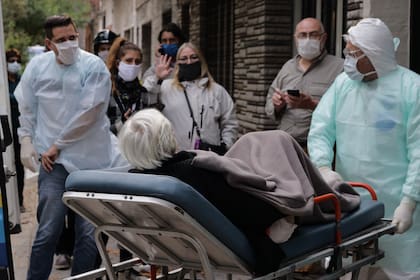 Ayer, los adultos mayores residentes en un geriátrico de Parque Avellaneda fueron evacuados