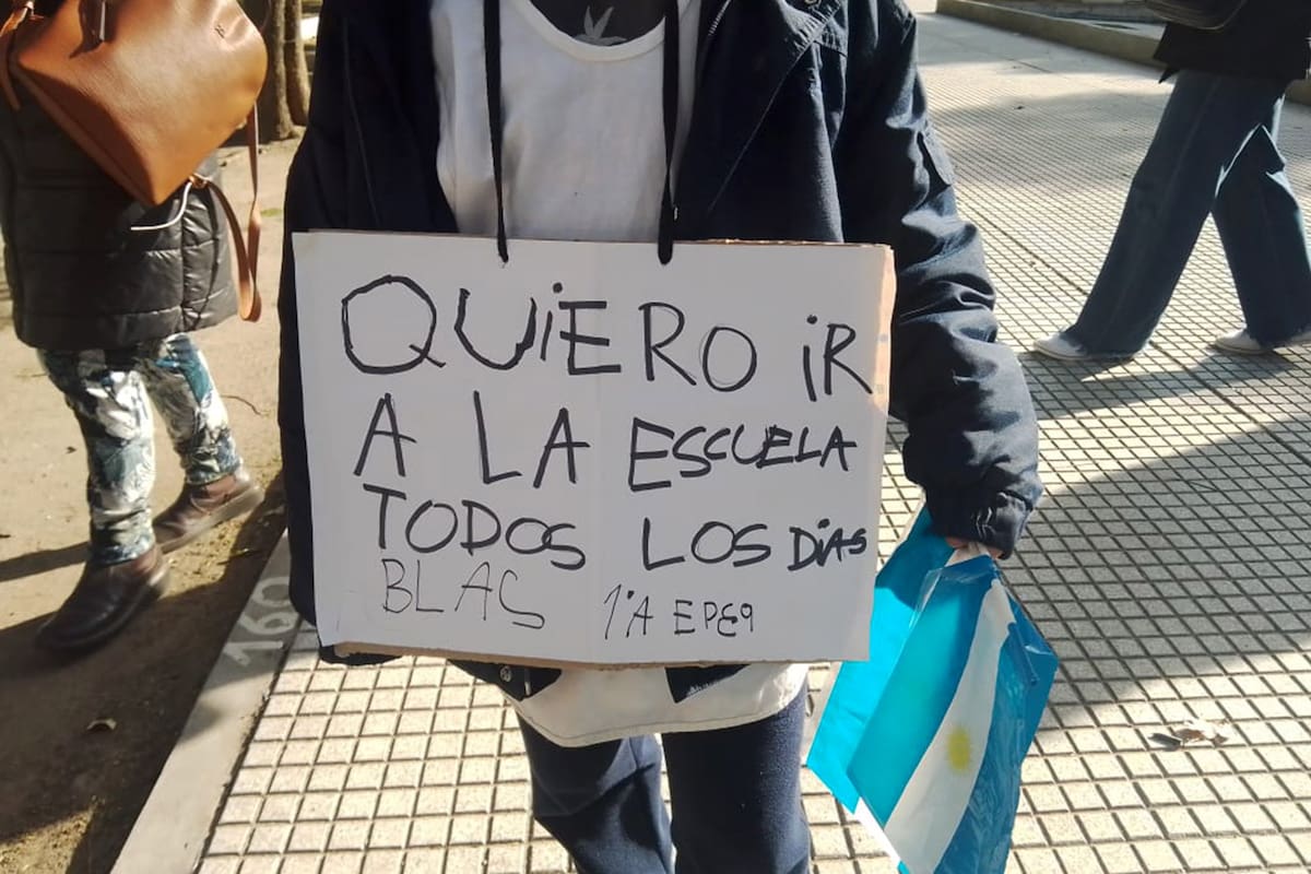 Ayer, los chicos participaron de la marcha de familias contra la sucesión de paros docentes en Bahía Blanca