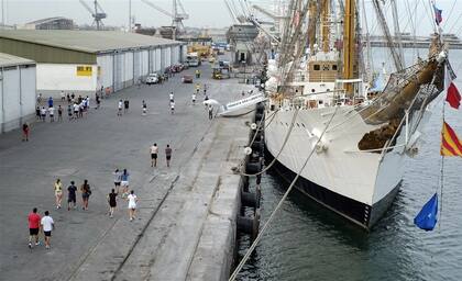 Ayer, los tripulantes de la Fragata Libertad hicieron actividad física en el puerto de Tema