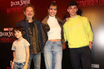 En familia: Fabián Vena, Paula Morales e hijos en la avant premiere de Doctor Strange en el multiverso de la locura