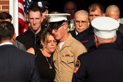 Ayer Michael Haub, bombero, fue por fin identificado y enterrado