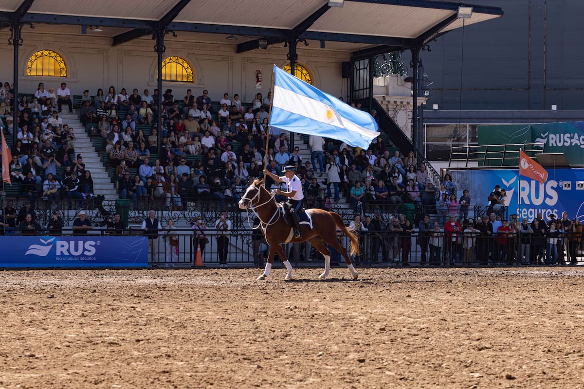 Ayer miércoles, la expo incluyó exhibiciones destacadas como la Escuadra Azul, con un espectáculo que combinó la destreza de los jinetes de la Policía Federal Argentina y sus equinos, y el Club Argentino de Carruajes