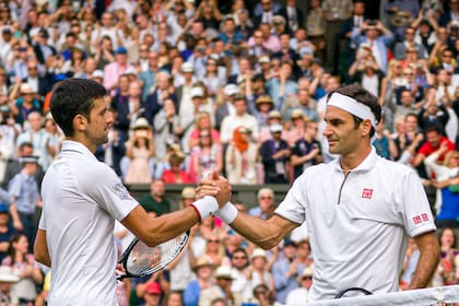 Ayer nomás: Djokovic saluda a Federer, después de ganarle la final de Wimbledon 2019