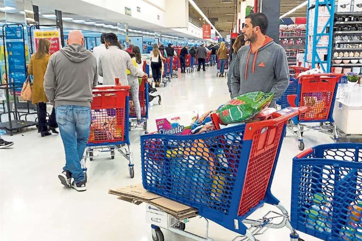 Ayer se formaron colas en los supermercados por la promoción del Banco Provincia