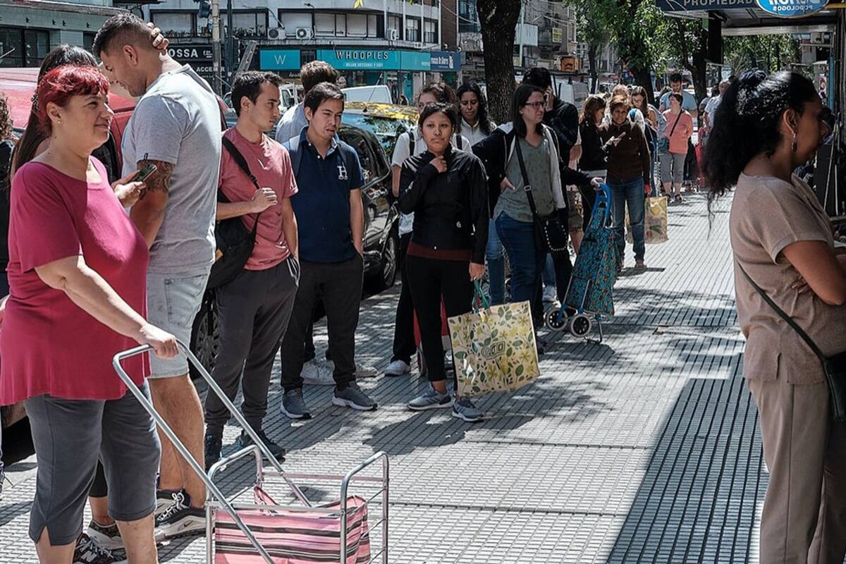 Ayer, se volvió a vivir otro día de largas colas en los supermercados