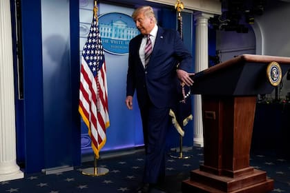 Ayer, Trump denunció fraude, se consideró el ganador de los estados clave y no respondió preguntas