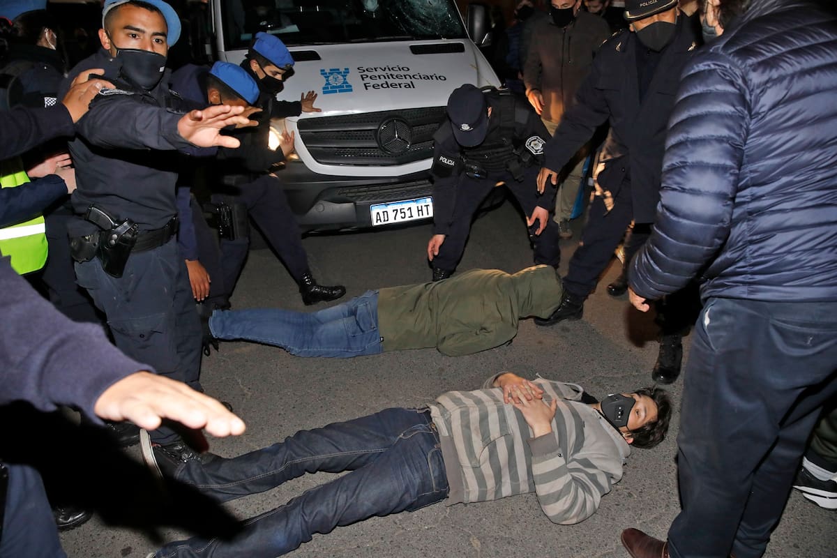 Ayer, un grupo de vecinos de Pilar impidió el ingreso de Lázaro Báez al country adonde tenía previsto cumplir su prisión domiciliaria