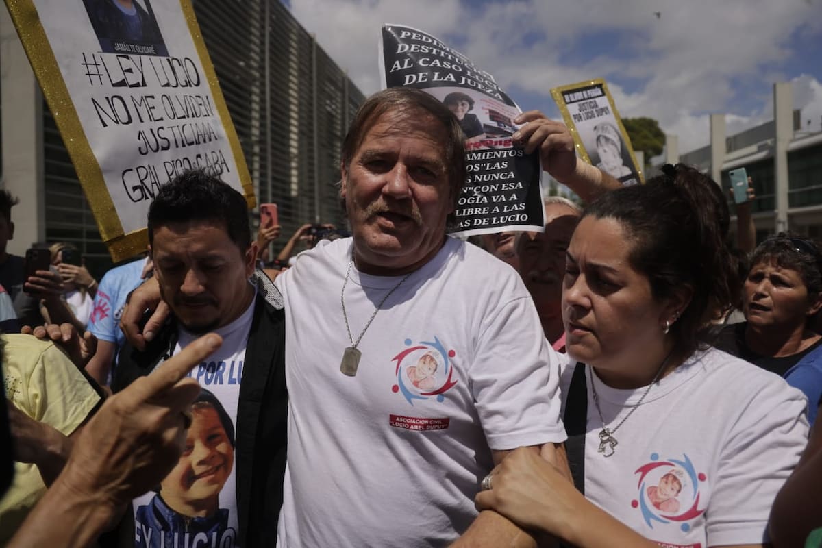 Ayer, una multitud abrazó a Ramón Dupuy a la salida de los tribunales de Santa Rosa