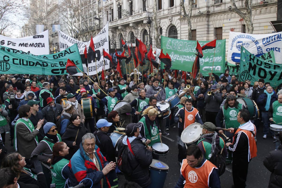 Ayer, varios puntos de la provincia de Buenos Aires y de la ciudad fueron escenarios de protestas; empleados públicos reclaman cobrar el aguinaldo como corresponde
