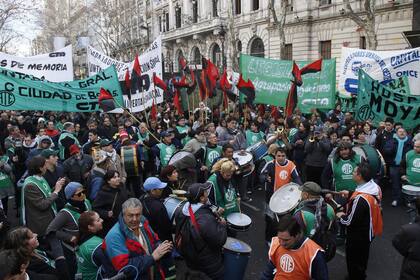 Ayer, varios puntos de la provincia de Buenos Aires y de la ciudad fueron escenarios de protestas; empleados públicos reclaman cobrar el aguinaldo como corresponde