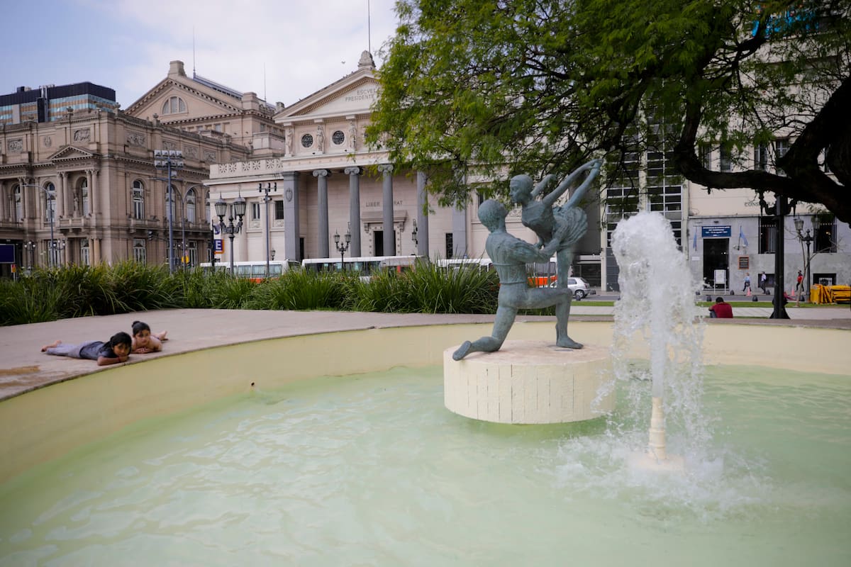 Ayer volvieron a emplazar en la fuente de Plaza Lavalle el monumento a los bailarines del Teatro Colón que murieron en la tragedia aérea de 1971