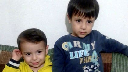 Alan, junto a su hermano, Ghalib