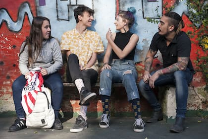 Aylén Pellegrini, Simón Cano, Carolina Licastro y Tiago Ortiz asisten a un colegio con mínimas restricciones de vestimenta