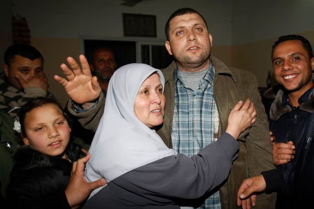 Ayman Nofal, un alto comandante de Hamas, es recibido por sus familiares a su llegada a su hogar en Nusairat en la Franja de Gaza Central el 5 de febrero de 2011.