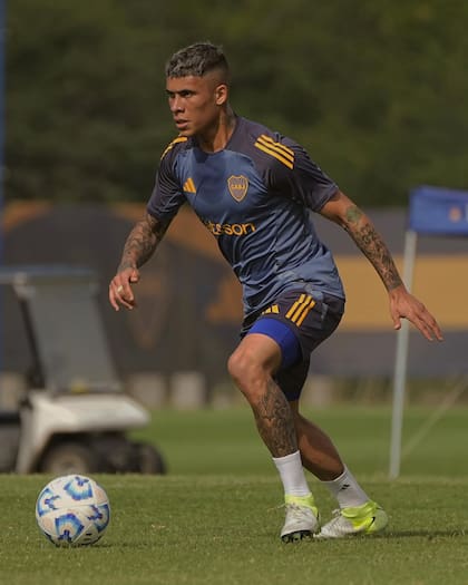 Ayrton Costa, durante un entrenamiento de Boca