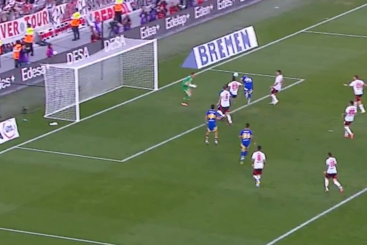 Ayrton Costa está por cabecear y será Armani quien salve sobre el final la victoria de River ante Boca en el Monumental por 2-1
