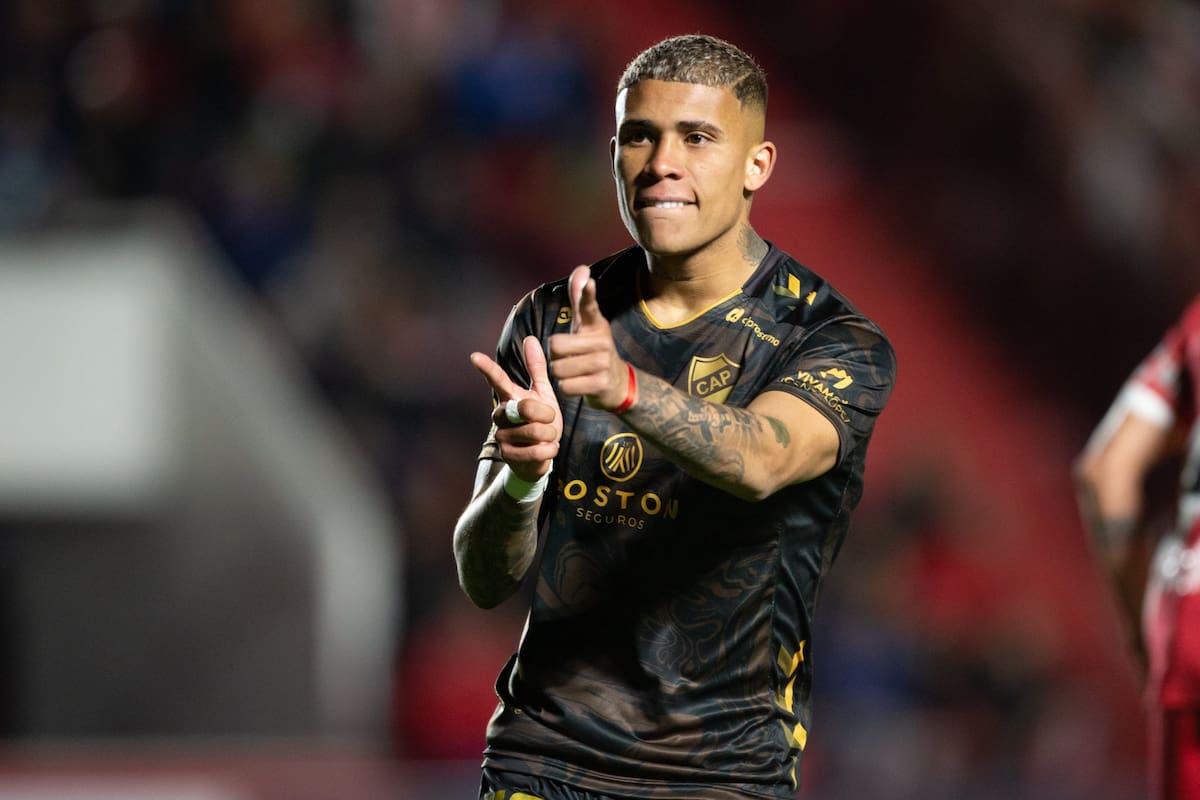 Ayrton Costa festeja su golazo para Platense ante Argentinos, en La Paternal