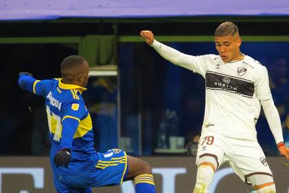 Ayrton Costa, nuevo refuerzo de Boca, en su etapa como jugador de Platense ante la marca de Advíncula (Twitter @AyrtonCosta32)