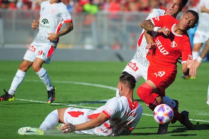 Ayrton Costa pierde el equilibrio ante la barrida de Mosevich; Independiente desaprovechó una ventaja de dos goles