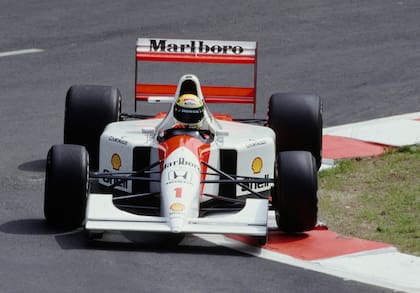 Ayrton Senna, a bordo del McLaren MP4-7A Honda V12 durante el Gran Premio de Bëglica, en 1992