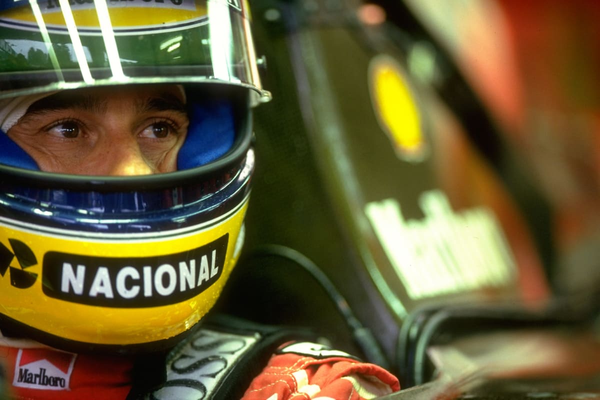 Ayrton Senna con su casco ahora subastado, durante el Gran Premio de Bélgica en 1992