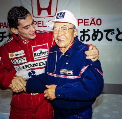 Ayrton Senna junto a Soichiro Honda después de la carrera en Suzuka