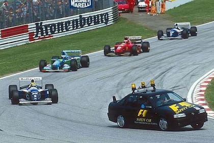 Ayrton Senna persigue al Opel Vectra en el Gran Premio de San Marino 1994; más tarde, el piloto brasilero protagonizará un espeluznante accidente en la Curva de Tamburello que le provocaría la muerte