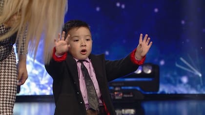 Aythan saludando al público de Got Talent Argentina