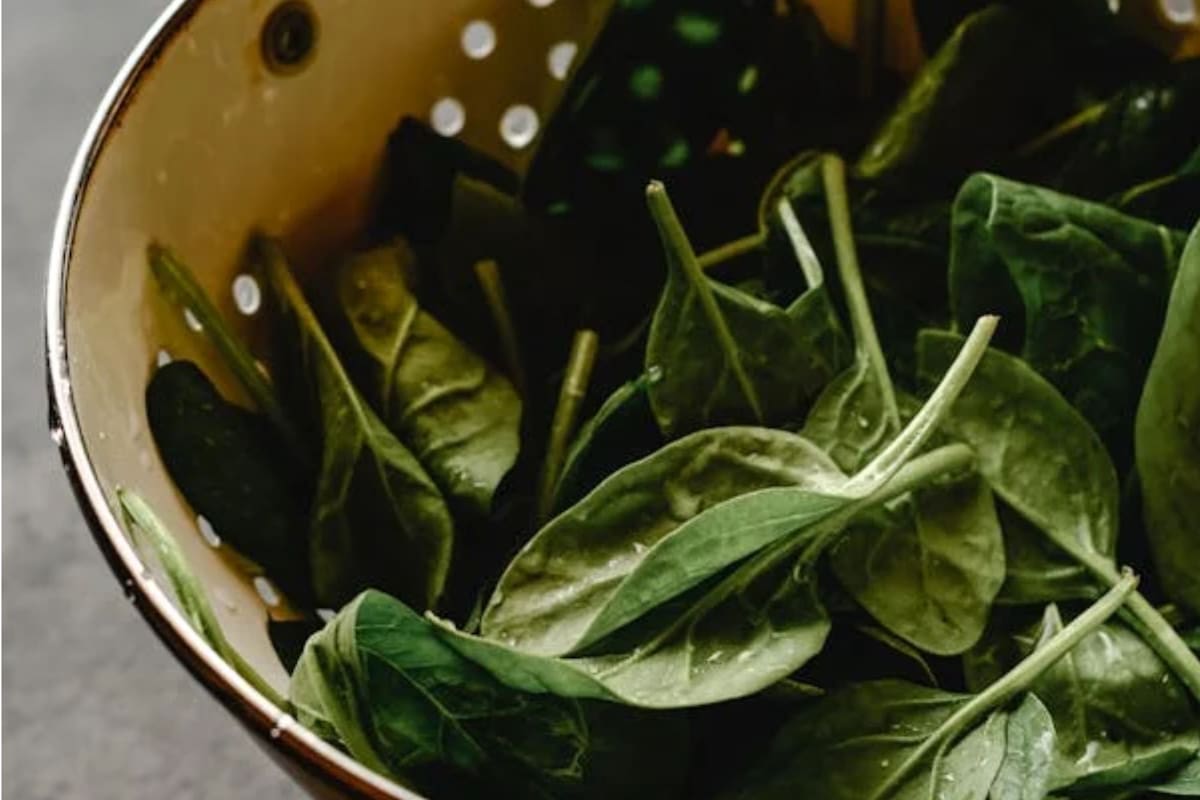 Ayuda a producir el colágeno y tiene propiedades antioxidantes y antiinflamatorias