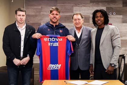 Ayude con las máximas autoridades del club, entre ellas, Julio Lopardo (vicepresidente en ejercicio de la presidencia), Martín Cigna (secretario) y Carlos "La Roca" Sánchez (director de fútbol).