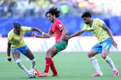 Ayyoub Bouaddi ante Raphinha y Lucas Paqueta; el marroquí completó los 90 minutos como titular