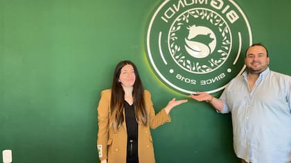Azan junto a su marido, Juan José Mondino