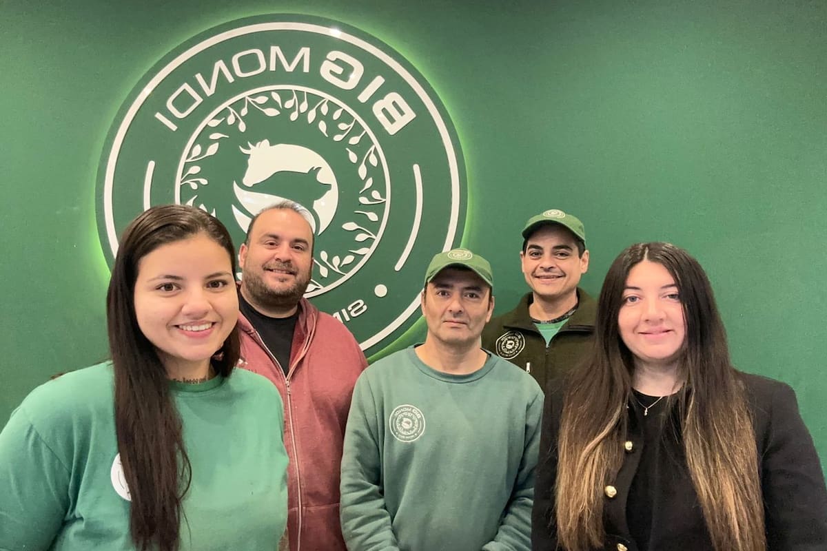 Azan, Mondino (buzo bordó) y parte de su personal en la carnicería